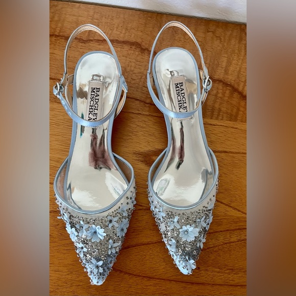 Stunning Badgley Mischka Blue Kitten Heels - Picture 2 of 5